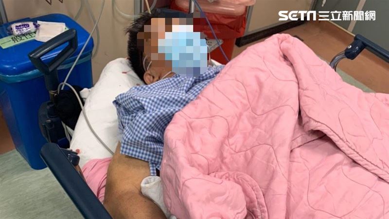 男持藍波刀衝向警狂捅　右手中彈被捕