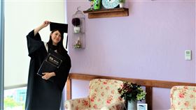 新北圖書館開放異國角落　不出國也能拍畢業美照新北市立圖書館8日指出，為迎接畢業季，市圖總館特別開放7個「世界之窗悅讀角」供畢業生拍美照，讓學子不用出國也可以感受濃濃異國風情，留下美好紀念。（市圖提供）中央社記者王鴻國傳真　109年6月8日