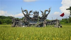 半埋田裡五福宮舊廟成著名打卡景點嘉義縣六腳鄉蘇厝寮大庄五福宮舊廟，目前泥土掩蓋廟身，只剩屋簷可見，半埋在水稻田中的奇特景觀，成為著名的打卡景點。中央社記者蔡智明攝　109年6月8日