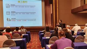 大億麗緻酒店將熄燈　台南市勞工局辦就業媒合台南大億麗緻酒店將於30日結束營業，台南市政府勞工局職訓就服中心8日、9日辦理員工就業媒合徵才活動，廠商在會中進行說明。（台南市勞工局提供）中央社記者楊思瑞台南傳真　109年6月8日