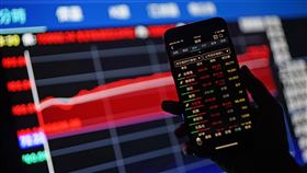 台股收漲219.92點在美股上揚及資金回流挹注下，台北股市30日股匯雙漲，傳產及金融股買單積極，推升大盤收漲219.92點，為10992.14點，漲幅2.04%，成交金額新台幣2290.84億元。中央社記者裴禛攝　109年4月30日