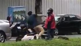 爆料公社,行車糾紛,騎士,踹人,天殘腳（圖／翻攝爆料公社）