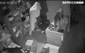 男披被單偷精品店　頂頭亮光露餡…偷兒竟是自家員工（圖／翻攝畫面）