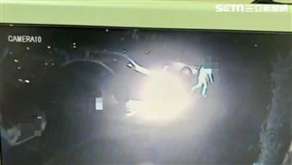 男停車場詭異彎腰　下秒火光吞噬2車