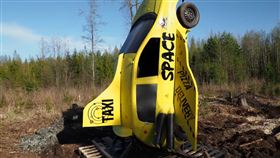 ▲芬蘭Youtube打算以炸藥將車送上太空（圖／翻攝自Beyond the press Youtube）