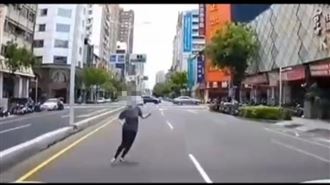 碰瓷姊自撞小客車頭　下秒爬起離場