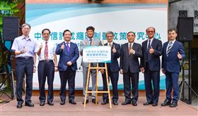 中信反毒基金會與臺師大共同成立「中信成癮政策研究中心」，今（3）日由中信反毒基金會董事長辜仲諒（左四）、臺師大校長吳正己（右四）、行政院政務委員羅秉成（左三）、法務部長蔡清祥（右三）、教育部次長林騰蛟（右二）、衛福部司長諶立中（左一）等人共同進行揭牌儀式。（圖／業者提供）
