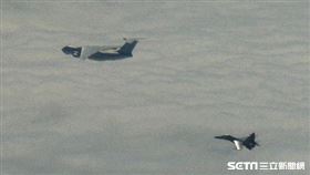 圖為國防部公布的中共IL-78加油機和蘇愷30戰鬥機照片。（國防部提供）