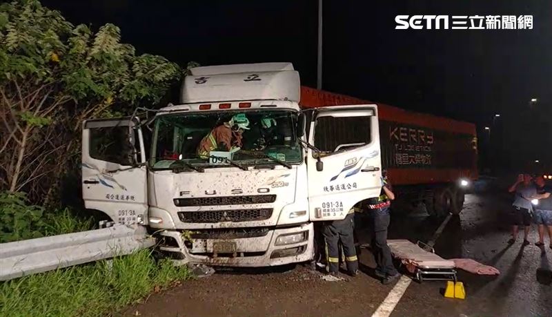 貨車撞護欄衝交流道　車禍原因好心酸