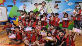 沉浸式族語教學  原民會主委：代代傳承下去為深耕幼兒沉浸式族語教學，原住民族委員會主委夷將‧拔路兒Icyang．Parod（後中）9日訪視新北市丹鳳國小附幼，感謝並肯定家長與校方的努力，將族語一代一代傳承下去。中央社記者王鴻國攝  109年6月9日