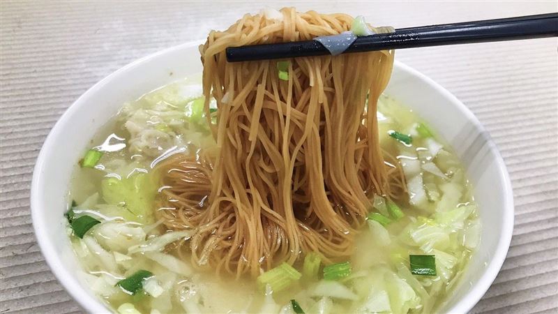 曾建銘表示，雞絲麵的製作過程中經過油炸，再加上高鈉湯頭，熱量與負擔遠超想像。（圖／資料照）