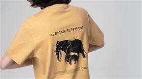 ▲春夏大地色彩設計，率性的表現出潮人「綠色態度」。各式動物圖樣，使用視覺的衝擊設計，提醒著對於動物保育的重要性。（圖／摩曼頓提供）