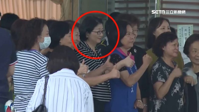 許崑源靈堂前比讚合照惹議…雷倩致歉