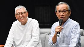 不忘對觀眾承諾　吳念真：人間條件6會如期演出綠光劇團「人間條件6」8月底將展開巡演，編劇導演吳念真（右）9日出席記者會受訪表示，不會忘記對觀眾的承諾，演出會照常舉行。左為紙風車文教基金會董事長柯一正。中央社記者林俊耀攝　109年6月9日