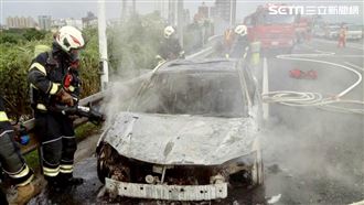 國道2號傳火燒車　駕駛驚險逃出車外