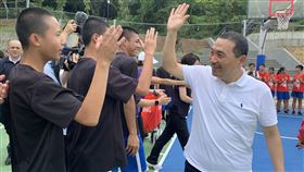 侯友宜出席瑞芳運動公園啟用典禮（2）新北市長侯友宜（前右）9日出席瑞芳運動公園啟用典禮，與學生進行籃球遊戲，相互擊掌鼓勵。中央社記者葉臻攝　109年6月9日
