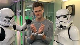  在《閃電俠》影集中飾演「收縮人」 (Elongated Man) 的演員哈特利索維 (Hartley Sawyer) /IG