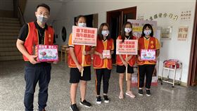 瑞芳高工發起無飲料日活動（1）瑞芳高工師生發起「無飲料日」活動，在福利社門口號召同學把用來買飲料的錢作為捐款，募集款項將用來協助華山基金會服務獨居長輩的端午關懷禮。中央社記者葉臻攝　109年6月9日
