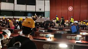 香港示威者撬開立法會鐵門 占領議場反對逃犯條例修訂的香港民眾1日持續抗爭，示威群眾晚間撬開立法會的鐵門，占領議場。中央社記者張謙香港攝  108年7月1日