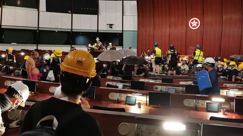 反送中闖立法會　示威者遭改控暴動罪