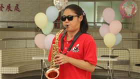 34歲何珮慈全盲不認輸　克服萬難完成大學學業中華醫事科技大學34歲應屆畢業生何珮慈，在全盲情況下克服萬難完成學業，9日在校內獲頒教育部特殊教育學生獎助學金，並以薩克斯風演出，向師長表達感謝。中央社記者楊思瑞攝  109年6月9日