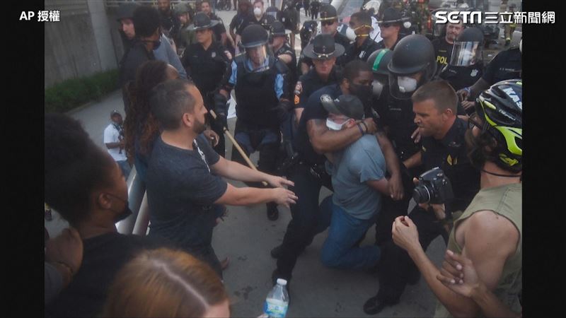 拿單車砸人民！代理商宣布與美警解約