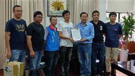 馬祖二次服役士官兵權益促進會向議長陳情針對二次服役的情況，連江縣自衛隊64、65年次二次服役士官兵權益促進會9日前往連江縣議會，向議長張永江（右3）及議員陳情，盼比照金門訂定自治條例，發放慰助金以補償200餘名馬祖役男權益。（促進會提供）中央社　109年6月9日