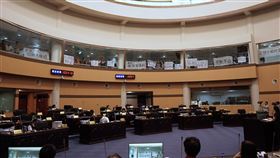 秀林部落族人抗議礦石稅款收入分配比例過低　花蓮縣議會9日上午舉行第19屆第3次定期會，國民黨籍縣議員田韻馨帶領秀林鄉部落族人在議會外表達立場，隨後族人並在2樓旁聽席高舉布條，抗議稅款收入分配地方比例過低。中央社記者張祈花蓮攝　109年6月9日