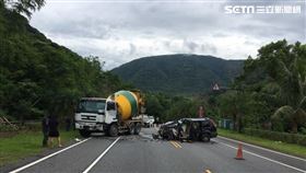 花蓮縣預拌混凝土車撞轎車現場。（圖／翻攝畫面）