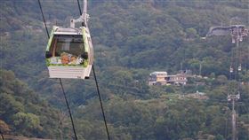 貓空纜車受電力中斷影響暫停營運（2）台電公司15日表示，下午4時51分桃園大潭電廠6部機組跳脫，因供電容量減少約400萬瓩，電力系統頻率瞬間降低，因而自動啟動低頻電驛的安全保護措施，造成全台多處停電。圖為台北市木柵貓空纜車受電力中斷影響暫時停止營運。中央社記者孫仲達攝　106年8月15日