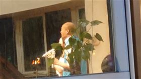 韓國瑜與市府局處長聚餐，還與女性官員高歌卡啦OK（圖／翻攝畫面）