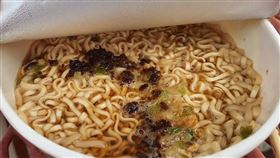 遊樂園,泡麵,熱水,乾麵(翻攝自 爆怨公社)