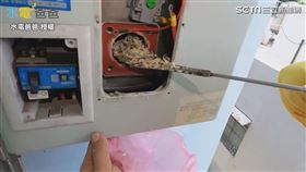 ▲黃爸帶著一把自製的長湯匙。（圖／水電爸爸 授權）