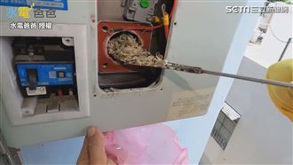水電師傅修繕熱水器　挖出５公斤水垢