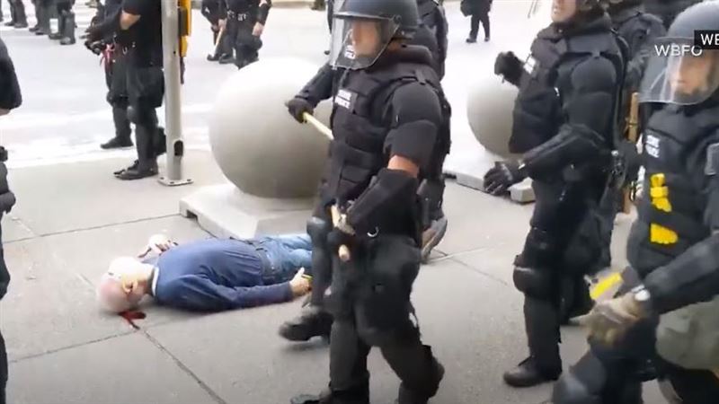 翁遭警推倒流血　川普一句話再掀砲轟