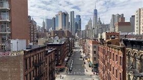 受到武漢肺炎大流行影響，全球經濟蒙受嚴重損失。世界銀行全球經濟展望報告預測，2020年全球經濟將較前一年萎縮5.2%。圖為美國曼哈頓3月22日下東區街道冷清景象。（中央社檔案照片）