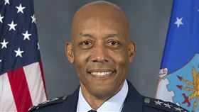 美國參議院9日通過空軍上將布朗出任空軍參謀長人事案，成為美軍首位非裔軍種首長。（圖取自美國空軍網頁www.af.mil）