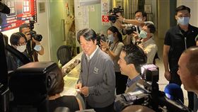 解封後體驗防疫新生活　賴清德進影廳看國片武漢肺炎疫情趨緩，全台大解封，副總統賴清德（中）9日晚間也開心體驗防疫新生活，到台北光點華山電影館支持國片蚵豐村。中央社記者陳秉弘攝　109年6月9日