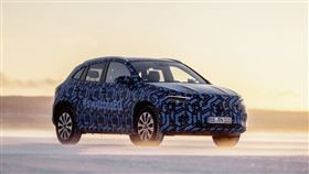 ▲賓士純電EQA偽裝車。（圖／翻攝Mercedes-Benz網站）