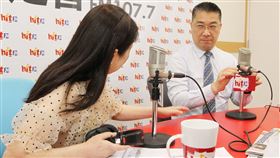 內政部長徐國勇接受廣播節目專訪。（圖／Hit Fm《周玉蔻嗆新聞》製作單位提供）