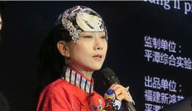 有「孔雀公主」之稱的中國舞蹈家楊麗萍，日前發布一則吃火鍋的短片，有網友留言稱她沒有生兒育女因此人生失敗，竟超過1萬人按讚。（中央社檔案照片）