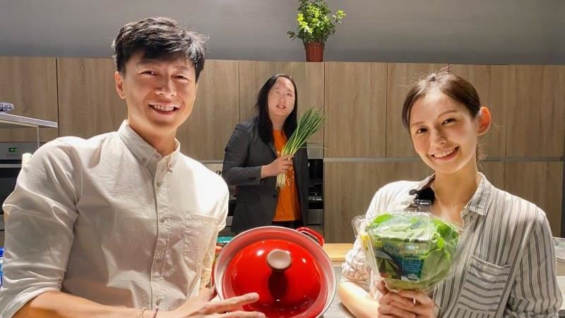 袁艾菲與老公下廚　唐鳳突然驚喜亂入