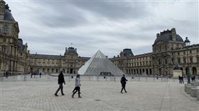 法國政府疫情危機處理飽受批評，法院接到個人、協會、工會、民間連署等80起申訴案。圖為法國解封後不少民眾在巴黎羅浮宮周圍散步。（中央社檔案照片）