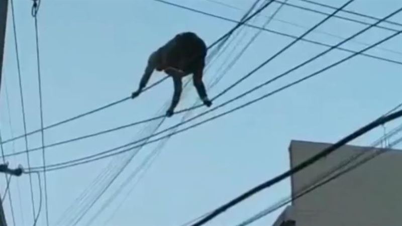 剛分手太痛心　27歲男爬電桿走鋼索