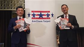 美國商會發布台灣白皮書台北市美國商會會長金奇偉（C.W. Chin）（左）與台北市美國商會執行長傅維廉（William Foreman）（右）10日在台北，出席「2020台灣白皮書」發表會。中央社記者徐肇昌攝  109年6月10日