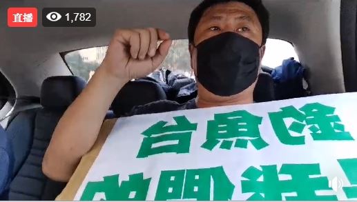 快訊／杏仁哥帶手板　赴民進黨中央