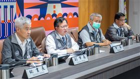 桃園推動藝文振興方案桃園市長鄭文燦（左2）10日出席市政會議後接受媒體聯訪表示，市府文化局將推出藝文振興5大方案，透過網路、購票優惠、免場地租金等方式，協助桃園市的藝文團隊。中央社記者吳睿騏桃園攝　109年6月10日