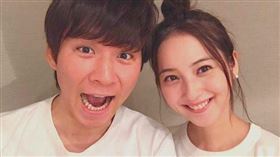 甜美女神佐佐木希與諧星老公渡部建三年前結婚。（圖／翻攝自推特）