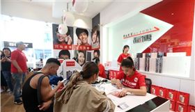 NCC10日核發台灣第2張5G特許執照，由遠傳電信取得。取得執照後，遠傳電信力拚暑假開台，與中華電信互別苗頭。圖為遠傳門市。（中央社檔案照片）