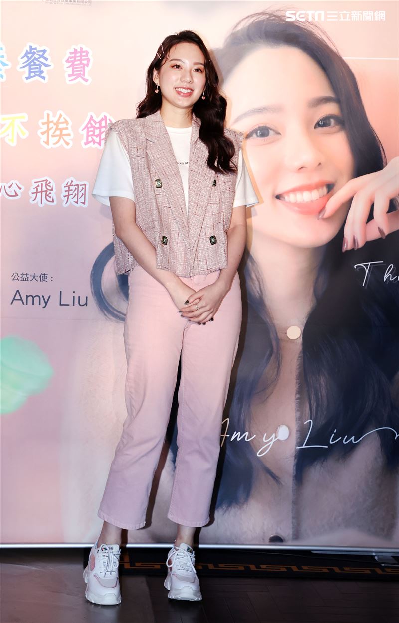 歌壇新人Amy Liu幫助貧困兒童遠離飢餓，和弱勢兒童一起作天空棉花糖。（記者邱榮吉/攝影）